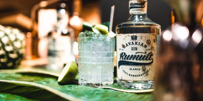 Rumflasche und Cocktail