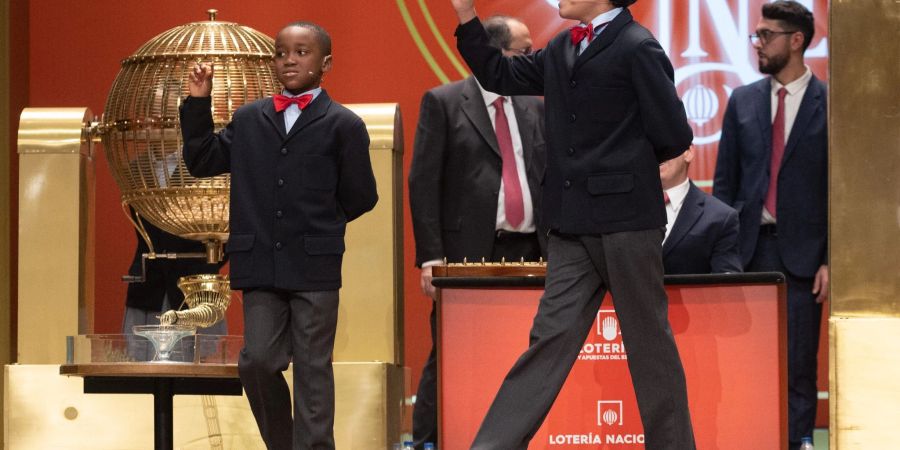 Zwei Kinder vom Internat San Ildefonso singen den «Gordo»-Gewinn der Sonderziehung der Weihnachtslotterie 2022, die Nummer 05490.