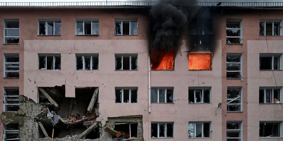 Rauchschwaden steigen aus einem brennenden Gebäude nach einem Angriff auf Bachmut auf.