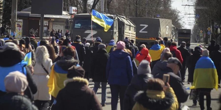 Nach militärischen Niederlagen wie dem Truppenabzug aus der ukrainischen Stadt Cherson werde Russland zunehmend mit innenpolitischen Problemen konfrontiert.