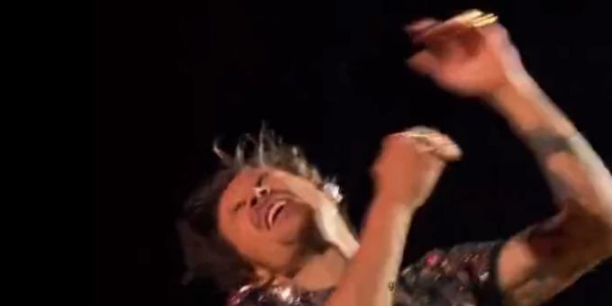 Harry Styles wird von Skittles getroffen. harry styles