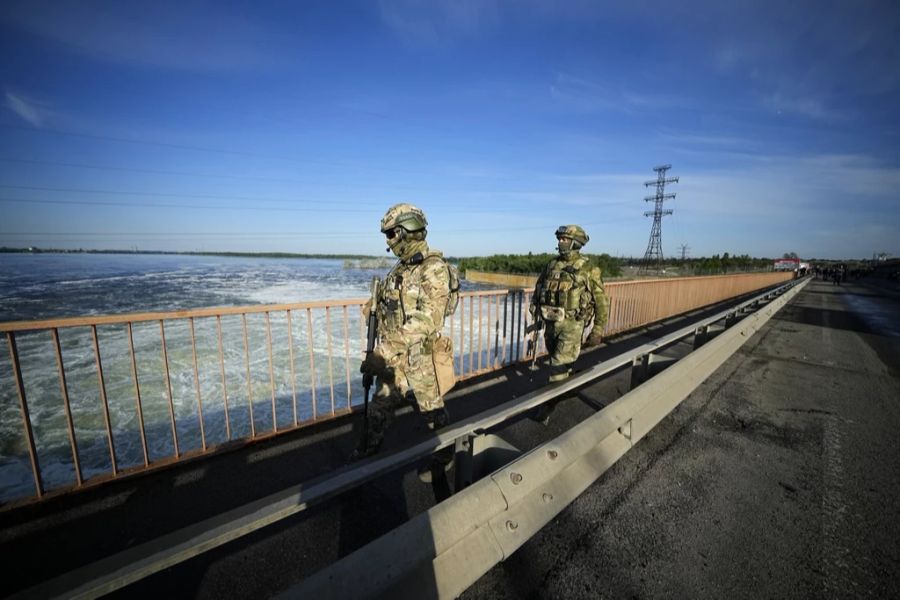 Russische Truppen im Mai auf einem Wasserkraftwerk in der Region Cherson: Laut Kudryzkyj sind fast alle grossen Wärme- und Wasserkraftwerke in der Ukraine beschädigt.