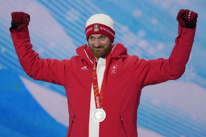 Alex Fiva bei der Siegerehrung nach dem Gewinn der Silbermedaille im Skicross an den Olympischen Spielen in Peking. skicross