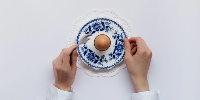 Gekochtes Ei Hände Frühstück Eierbecher Porzellan blau