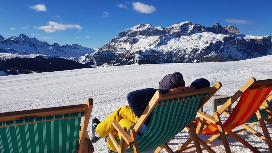 Liegestühle Berg Aussicht Schnee Sellastock Marmolada