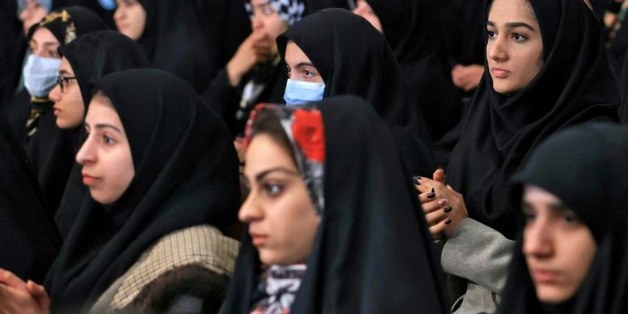 Verschleierte Frauen in Teheran