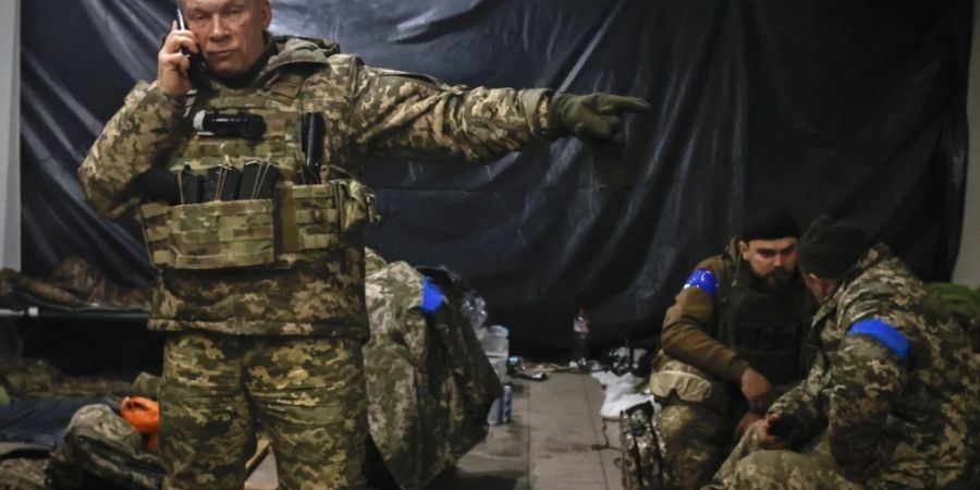 Generaloberst Oleksandr Syrskyi, Befehlshaber der Armee der Ukraine, gibt Anweisungen in einem Unterstand in Soledar in der Donesk-Region. Dort finden gerade heftige Kämpfe mit den russsischen Truppen statt. Foto: Roman Chop/AP/dpa