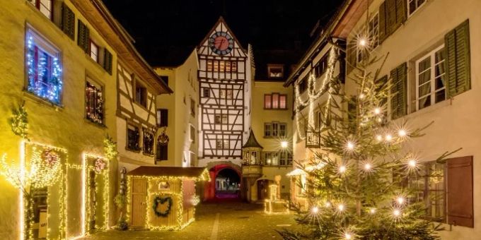 Weihnachtlich geschmückte Gassen in der Altstadt von Stein am Rhein. Weihnachtlich geschmückte Gassen in der Altstadt von Stein am Rhein.