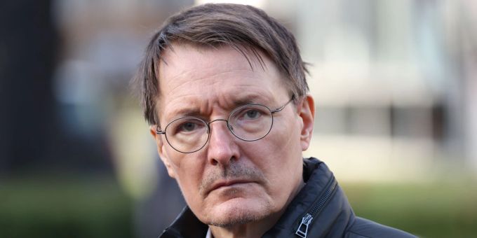 Gesundheitsminister Karl Lauterbach will sich mit seinem französischen Amtskollegen zur Corona-Lage in China austauschen. china einreise Lauterbach corona