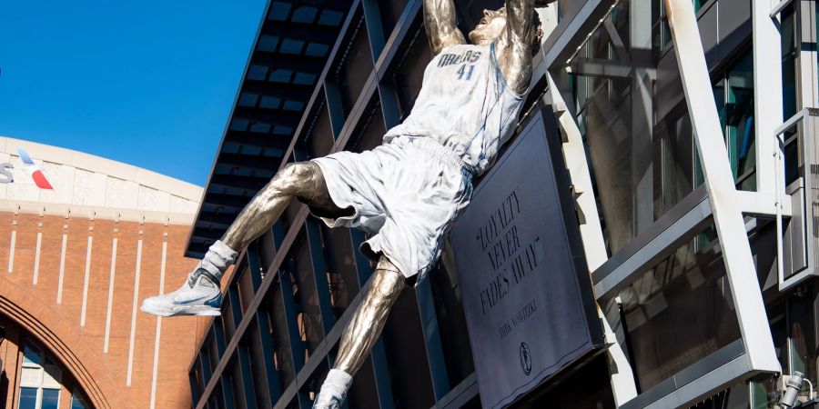 Die Statue von Dirk Nowitzki vor dem American Airlines Center im texanischen Dallas.