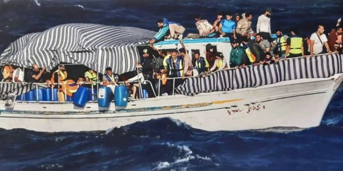 Flüchtlingsboot vor Griechenland Flüchtlingsboot vor Griechenland
