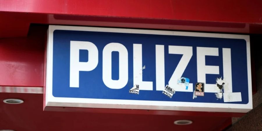 Wagen mit Polizei-Kennzeichen