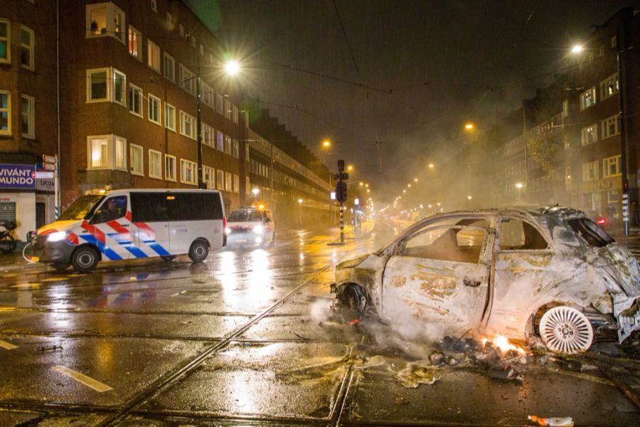 Die Randalierer zündeten auch mehrere Autos an.