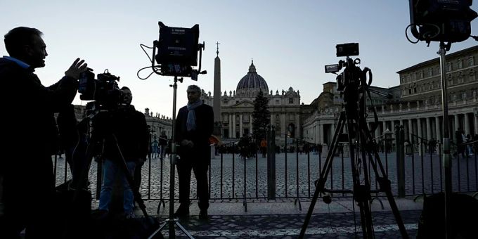dpatopbilder - Journalisten berichten vor dem Petersplatz. .Der emeritierte Papst Benedikt XVI. ist nach Auskunft seines Nachfolgers Franziskus «sehr krank». Foto: Alessandra Tarantino/AP/dpa papst