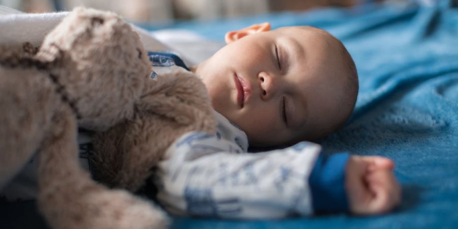 Ob Babys im Schlaf träumen und was im Hirn der Säuglinge passiert ‒ dazu wird bis heute geforscht.