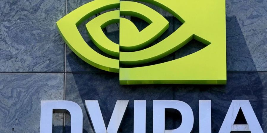 Ein zentrales Problem der Verlässlichkeit von KI-Software wird sich nach Einschätzung von Nvidia-Chef Jensen Huang durchaus beheben lassen. Ein Weg sei, die Software die Informationen überprüfen zu lassen. (Archivbild)