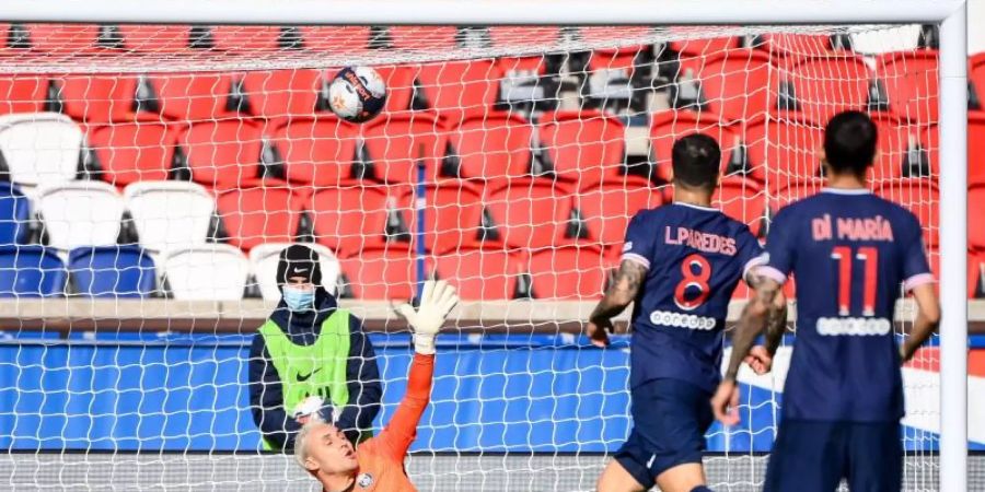PSG-Torhüter Keylor Navas (l) kann den Ball des Lille-Stürmers David (nicht im Bild) nicht halten. Foto: Franck Fife/AFP/dpa