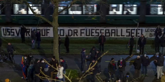 Die Fans des FC Basel protestieren gegen den geplanten Verkauf des Clubs an ausländische Investoren. FC Basel