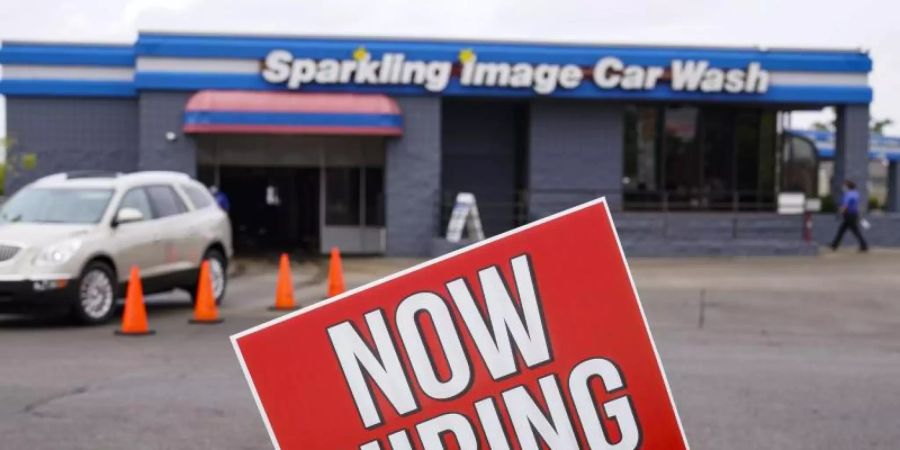 «Wir stellen ein» steht auf einem Schild an einer Autowaschanlage in Indianapolis. Die Beschäftigung in den USA ist deutlich stärker gestiegen als von Analysten erwartet. Foto: Michael Conroy/AP/dpa