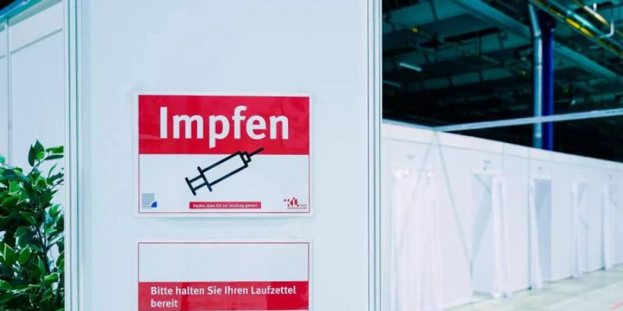 Für Geimpfte und für Genesene könnte es Ausnahmen von den Kontakt- und Ausgangsbeschränkungen geben. Foto: Uwe Anspach/dpa