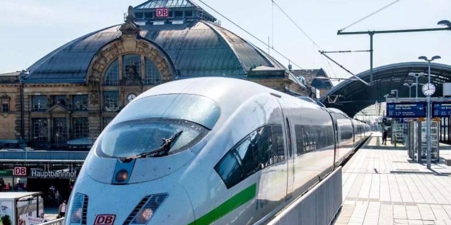 Ein ICE am Hauptbahnhof von Halle. Foto: Hendrik Schmidt/dpa-Zentralbild/dpa