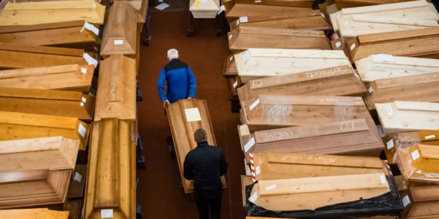 Särge in einem Krematorium