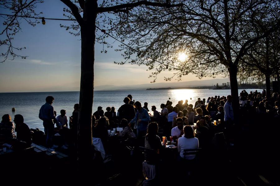 Menschen geniessen in Lausanne die frühlingshaften Temperaturen am See.