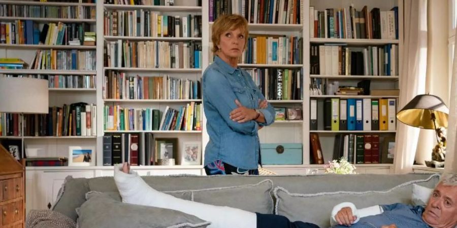 Dorothee (Ulrike Kriener) ist nicht glücklich darüber, dass Volker (Henry Hübchen) nun auf dem Sofa Quartier bezogen hat. Foto: Georges Pauly/ZDF/dpa