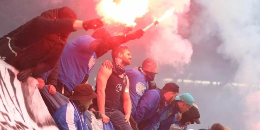 Mit Pyro, ohne Abstand: Hansa-Fans feiern den Rostocker Aufstieg in die 2. Liga. Foto: Danny Gohlke/dpa