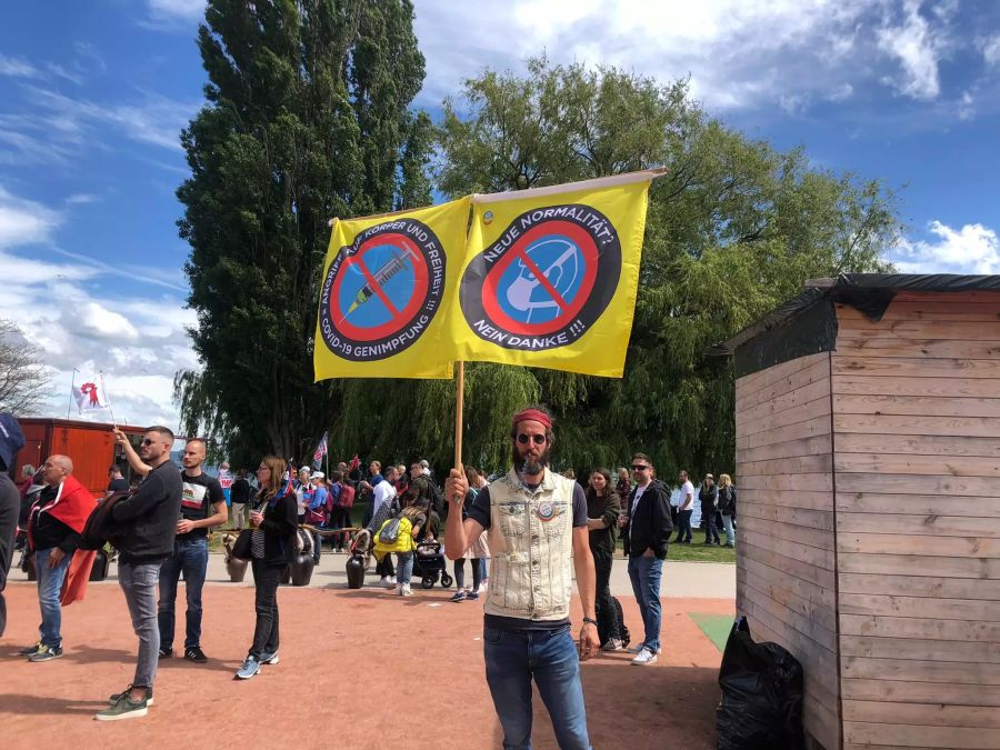 Ein Demonstrant wehrte sich vergangenen Samstag in Neuenburg mit Fahnen gegen die Maskenpflicht.