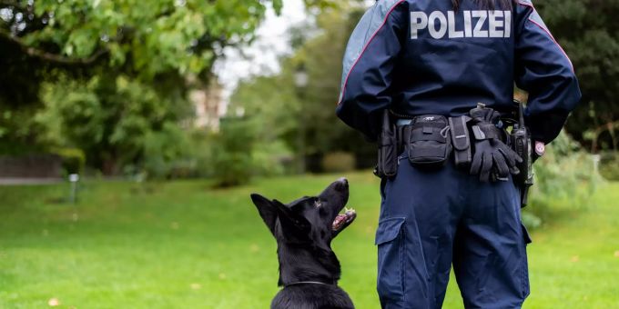 Polizistin mit Polizeihund.