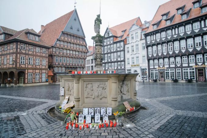 Blumen und Kerzen stehen zum Gedenken an die Opfer von Hanau vor dem Rolandbrunnen in der Innenstadt. Hanau
