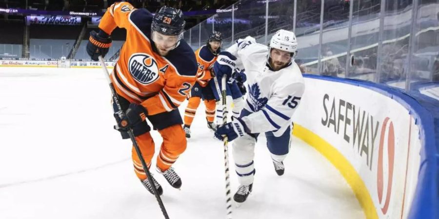 Leon Draisaitl (l) hatte mit Edmonton Oilers gegen die Toronto Maple Leafs erneut das Nachsehen. Foto: Jason Franson/The Canadian Press/AP/dpa