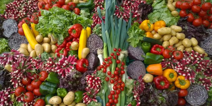 Bei der rohköstlichen Ernährung steht viel frisches Gemüse auf dem Essensplan. Viel Gemüse
