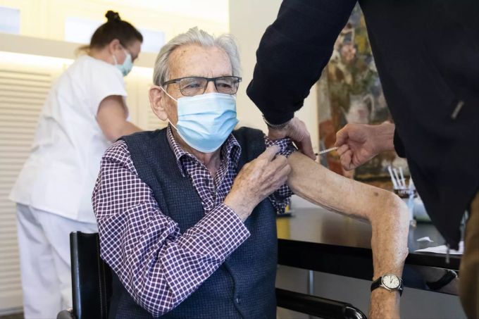 Ein Bewohner eines Seniorenzentrums erhält eine Impfung gegen das Coronavirus. Coronavirus Vakzin Curevac