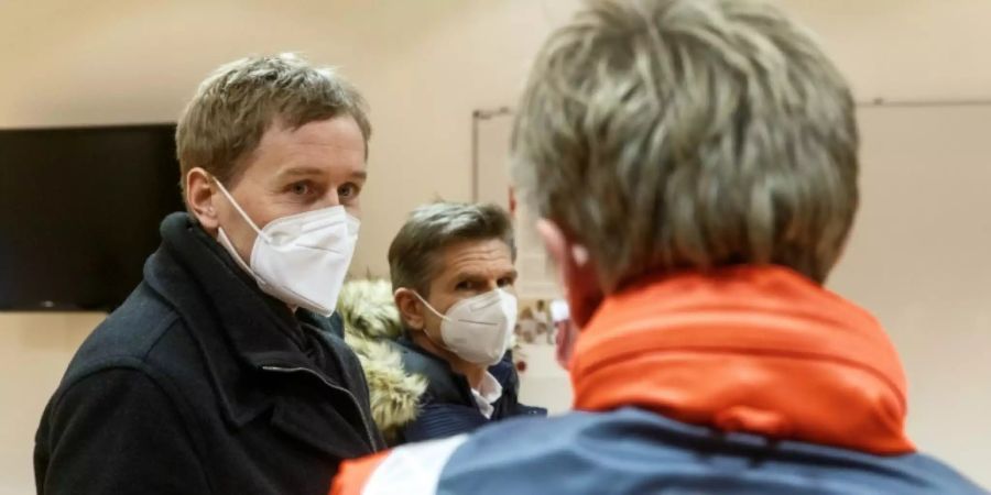 Daniel Günther (links) bei einem Termin in einem Impfzentrum