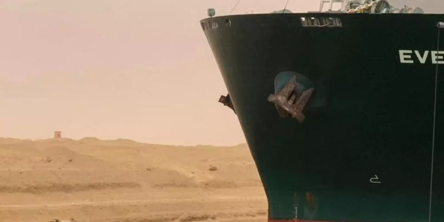 Ein Bagger versucht, das vordere Ende des Containerschiffs Ever Given zu befreien. Foto: -/Suez Canal Authority via Egyptian Cabinet Facebook Page/dpa