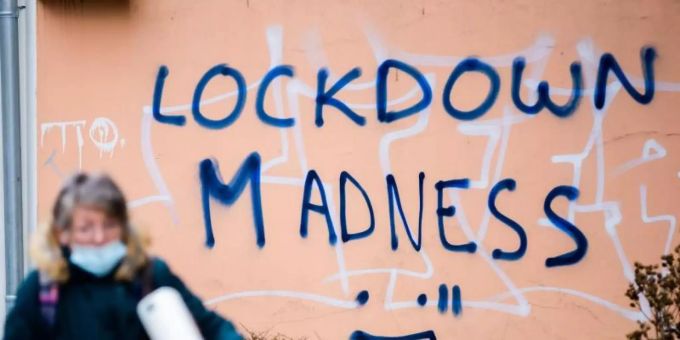 „Lockdown Madness“ (Lockdown-Wahnsinn) steht in Berlin-Schöneberg an einer Hauswand. Foto: Christoph Soeder/dpa „Lockdown Madness“ (Lockdown-Wahnsinn) steht in Berlin-Schöneberg an einer Hauswand. Foto: Christoph Soeder/dpa