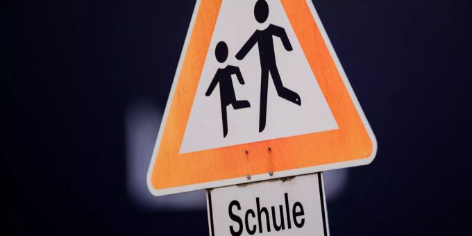 Ein Verkehrsschild warnt vor Kindern in der Nähe einer Schule. (Symbolbild)