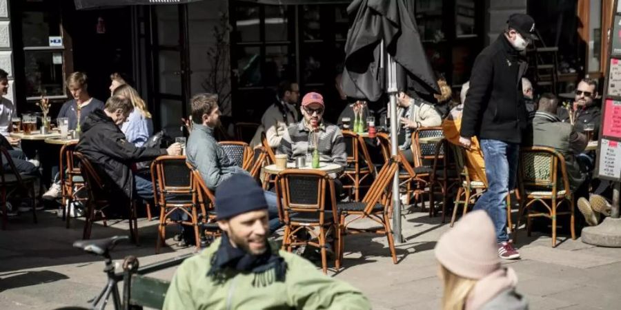 Menschen sitzen im belebten Aussenbereich eines Cafés in der dänischen Haupstadt Kopenhagen. Foto: Mads Claus Rasmussen/Ritzau Scanpix/dpa