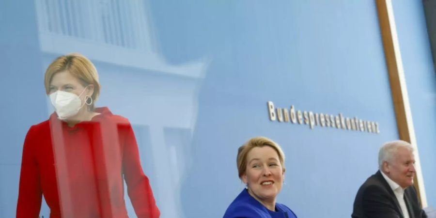 Kabinettsmitglieder Klöckner, Giffey und Seehofer (v.l.)