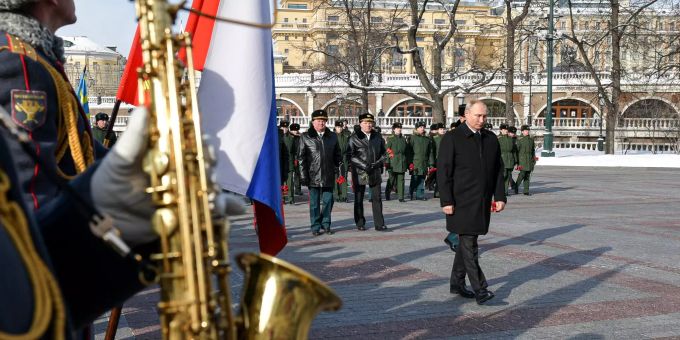 Wladimir Putin, Präsident von Russland, nimmt an einer Kranzniederlegung am Grabmal des unbekannten Soldaten in der Nähe des Kremls während der Feierlichkeiten zum «Tag der Verteidigers des Vaterlandes» teil. Tag der Verteidiger des Vaterlandes