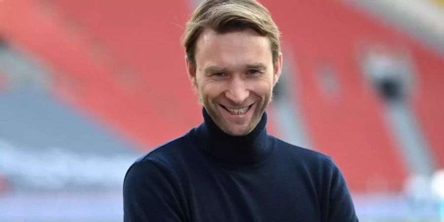 «Die Trainerfrage stellen wir nicht. Es geht darum, zielorientiert zusammenzuarbeiten. Wir tun alles dafür, auch der Trainer mit der Mannschaft», sagt Simon Rolfes. Foto: Ina Fassbender/AFP/Pool/dpa