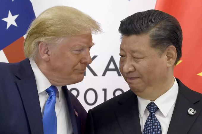Der ehemalige US-Präsident Donald Trump mit dem chinesischen Präsidenten Xi Jinping während eines Treffens am Rande des G-20-Gipfels in Osaka, Japan im Jahr 2019. China USA