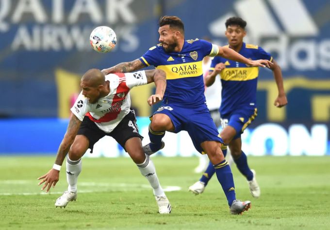 Carlos Tevez (r.) von den Boca Juniors im Spiel gegen River Plate. Boca Juniors