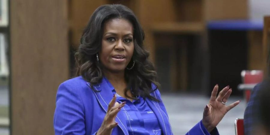 Michelle Obama bei einem Gespräch 2018 an ihrer ehemaligen Schule in Chicago. Foto: Teresa Crawford/AP/dpa