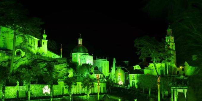 Das Dorf Portmeirion im Norden von Wales wird anlässlich des St. Patrick's Days grün beleuchtet. Foto: Jon Super/PA Wire/dpa Das Dorf Portmeirion im Norden von Wales wird anlässlich des St. Patrick's Days grün beleuchtet. Foto: Jon Super/PA Wire/dpa