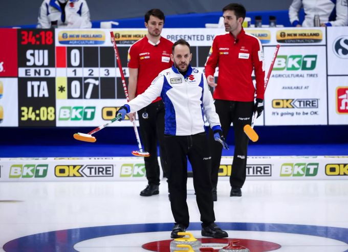 Italiens Skip Joel Retornaz gibt seinen Teamkollegen Anweisungen. Die Schweizer Peter De Cruz und Benoit Schwarz diskutieren. World Championships Curling