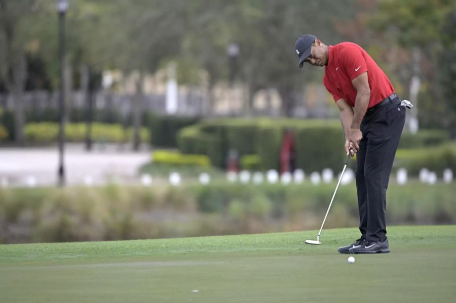 Das Outfit, das Tiger Woods stets für den letzten Tag eines Wettkamps wählt.