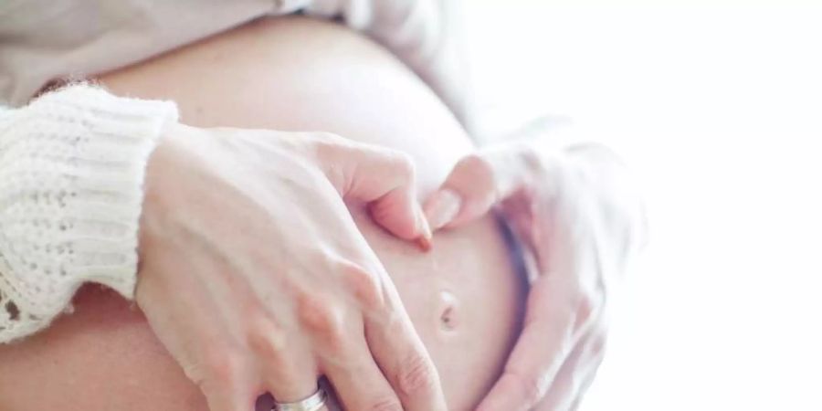 Laut einer Studie lässt sich kein Zusammenhang zwischen einer Corona-Infektion und dem Risiko einer Frühgeburt erkennen. Foto: Christin Klose/dpa-tmn